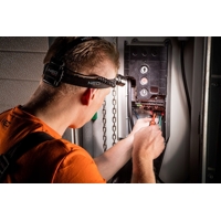 Čelová lampa s LED CREE XPE, zoomom, 200 lm, na 3× AAA batérie – NEO Tools 99-201